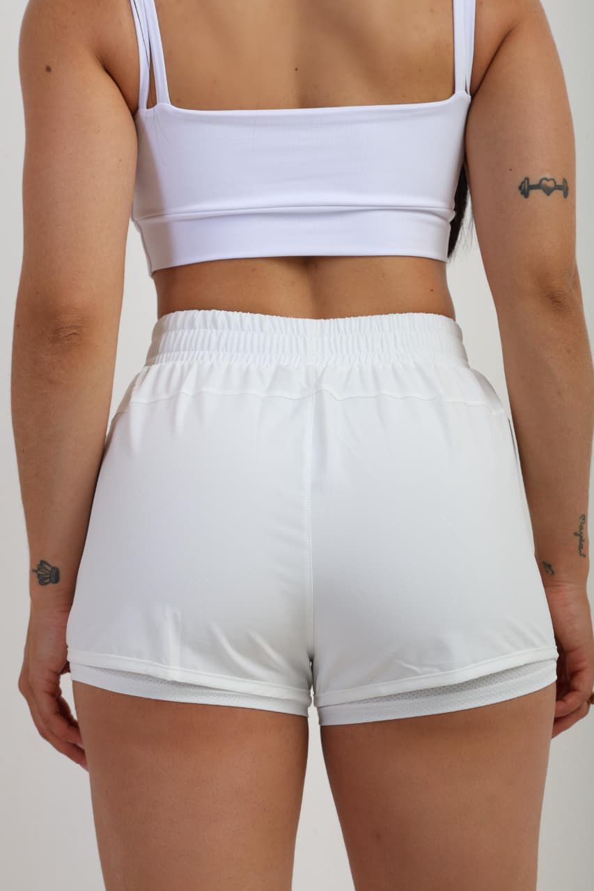 Shorts duplo detalhe refletivo